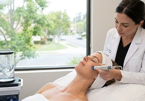 Can HydraFacials in Lake Forest Help with Large Pores?